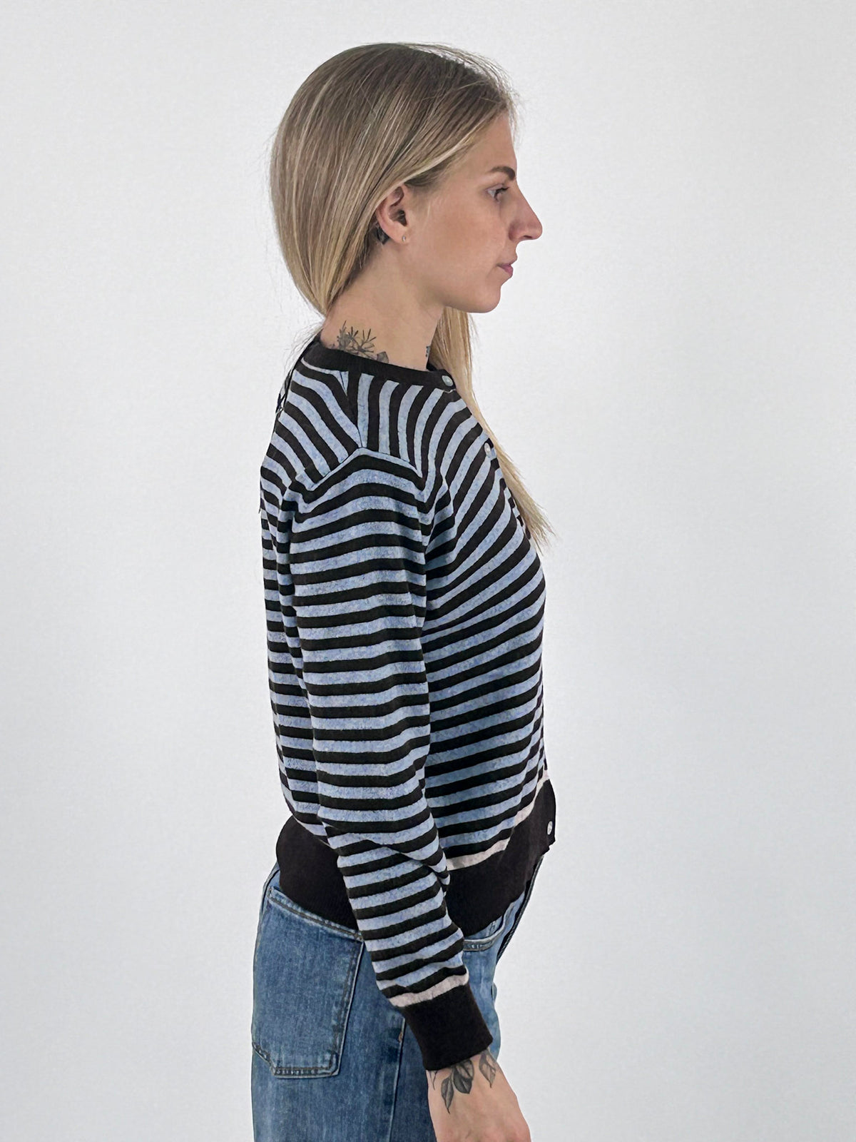 Cardigan donna girocollo a righe con bottoni e bordi a contrasto azzurro - vista laterale