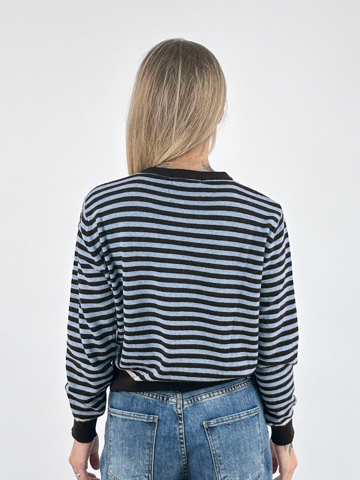 Cardigan donna girocollo a righe con bottoni e bordi a contrasto azzurro - vista retro