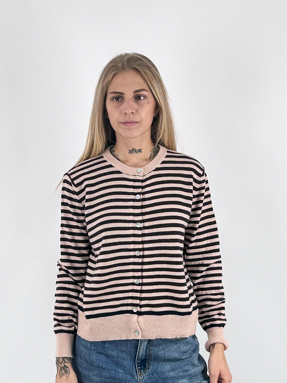 Cardigan donna girocollo a righe con bottoni e bordi a contrasto rosa - vista frontale
