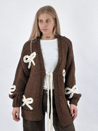 Cardigan donna in maglia con fiocchi applicati e chiusura con laccio marrone - vista frontale