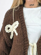 Cardigan donna in maglia con fiocchi applicati e chiusura con laccio marrone - vista dettaglio