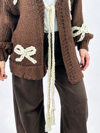 Cardigan donna in maglia con fiocchi applicati e chiusura con laccio marrone - vista laccio