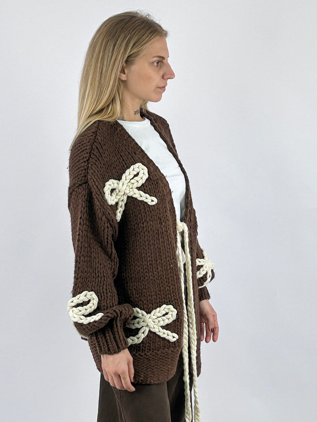 Cardigan donna in maglia con fiocchi applicati e chiusura con laccio marrone - vista laterale