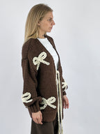 Cardigan donna in maglia con fiocchi applicati e chiusura con laccio marrone - vista laterale