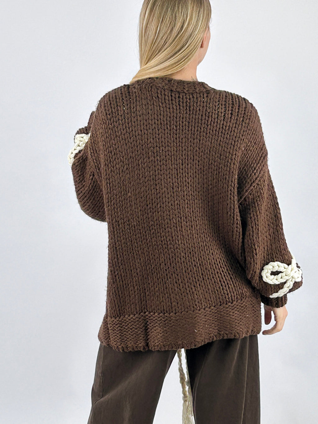 Cardigan donna in maglia con fiocchi applicati e chiusura con laccio marrone - vista retro