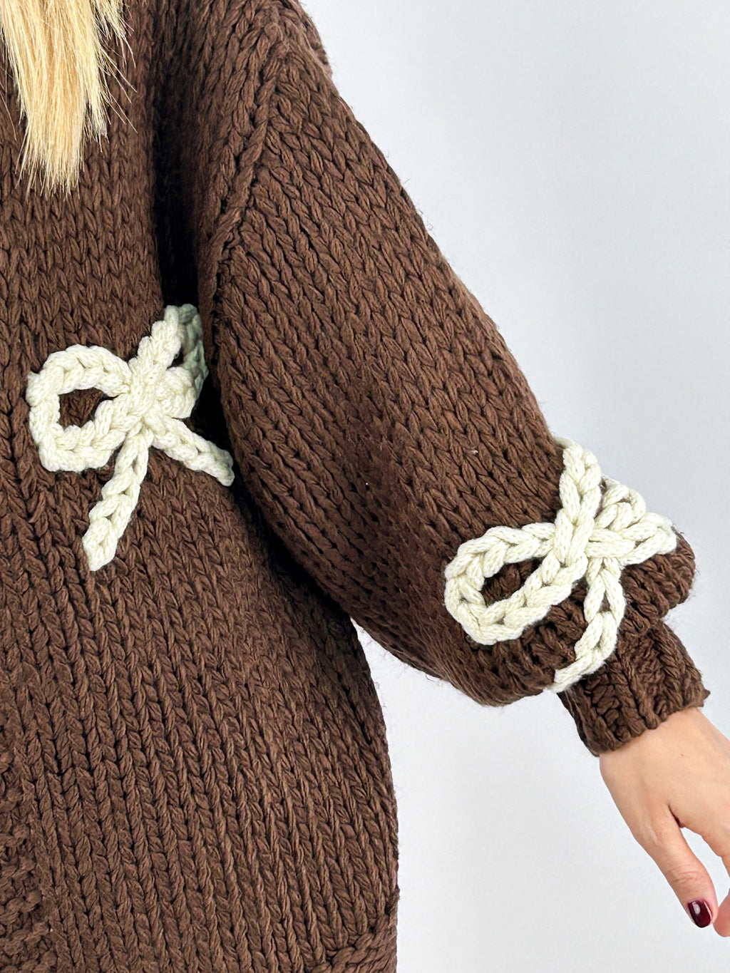 Cardigan donna in maglia con fiocchi applicati e chiusura con laccio marrone - vista dettaglio manica