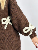 Cardigan donna in maglia con fiocchi applicati e chiusura con laccio marrone - vista dettaglio manica