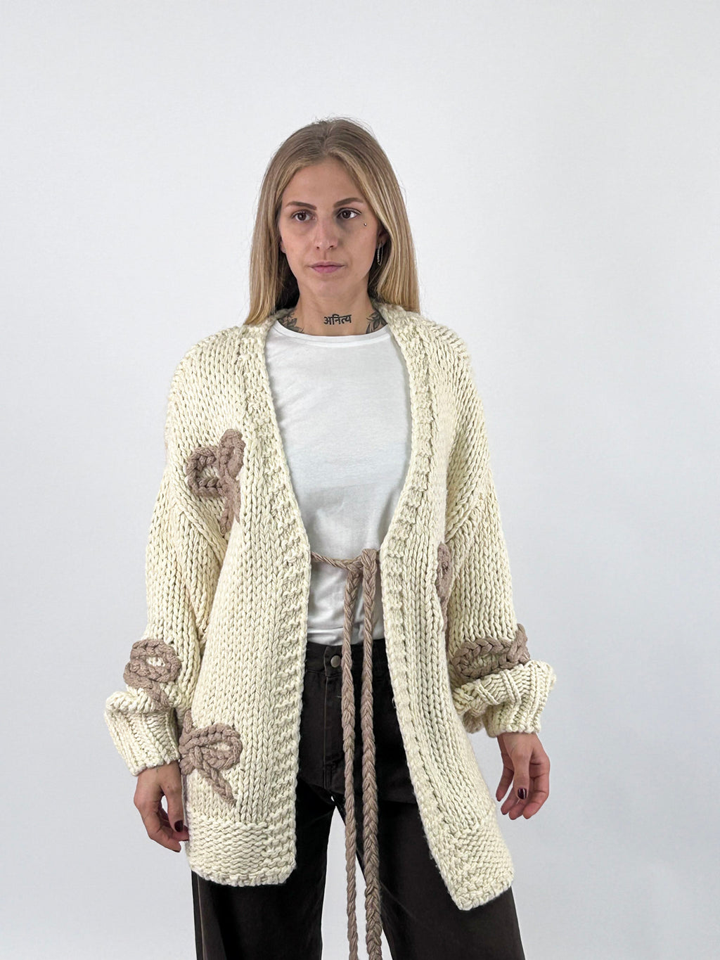 Cardigan donna in maglia con fiocchi applicati e chiusura con laccio panna - vista frontale