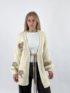 Cardigan donna in maglia con fiocchi applicati e chiusura con laccio panna - vista frontale
