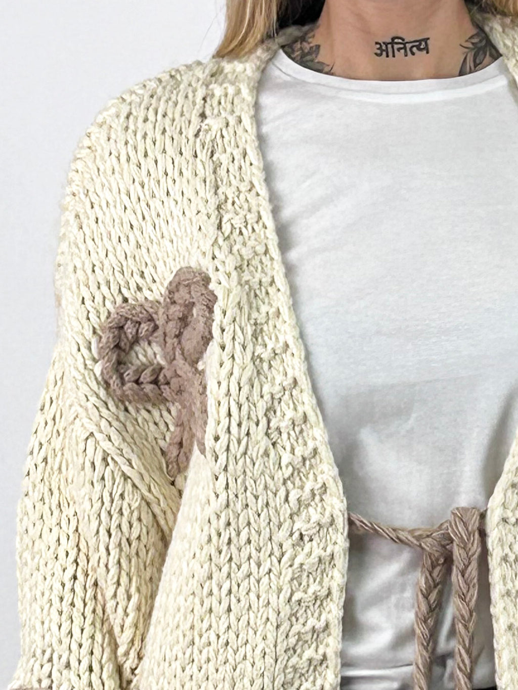 Cardigan donna in maglia con fiocchi applicati e chiusura con laccio panna - vista dettaglio