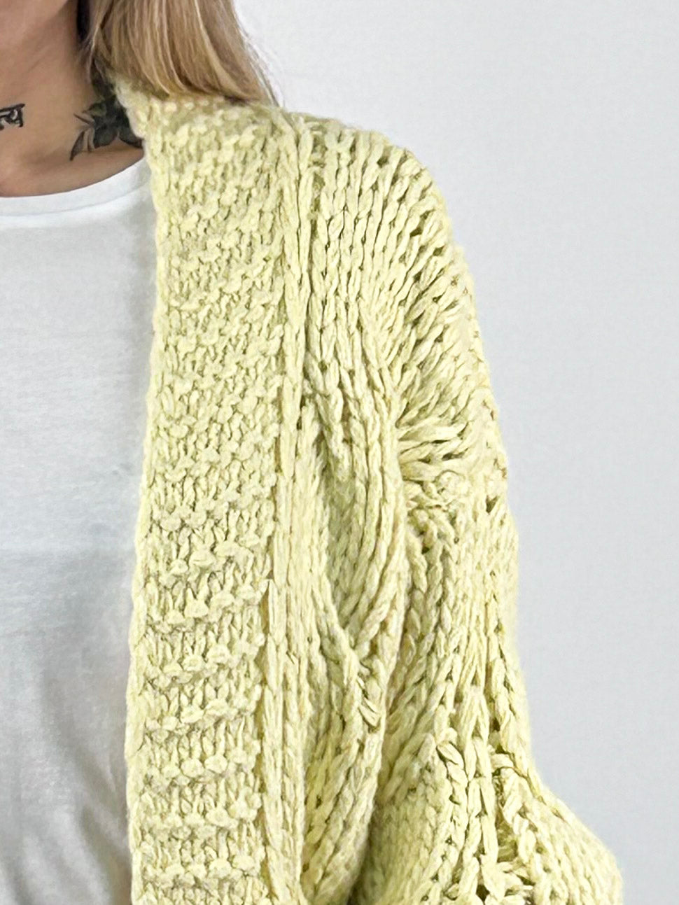 Cardigan donna lungo in maglia grossa con lavorazione a trecce e spalla scesa giallo - vista dettaglio