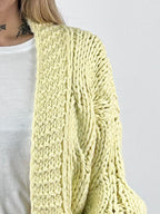Cardigan donna lungo in maglia grossa con lavorazione a trecce e spalla scesa giallo - vista dettaglio