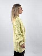 Cardigan donna lungo in maglia grossa con lavorazione a trecce e spalla scesa giallo - vista laterale