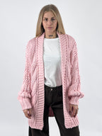 Cardigan donna lungo in maglia grossa con lavorazione a trecce e spalla scesa rosa - vista frontale