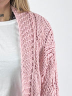 Cardigan donna lungo in maglia grossa con lavorazione a trecce e spalla scesa rosa - vista dettaglio