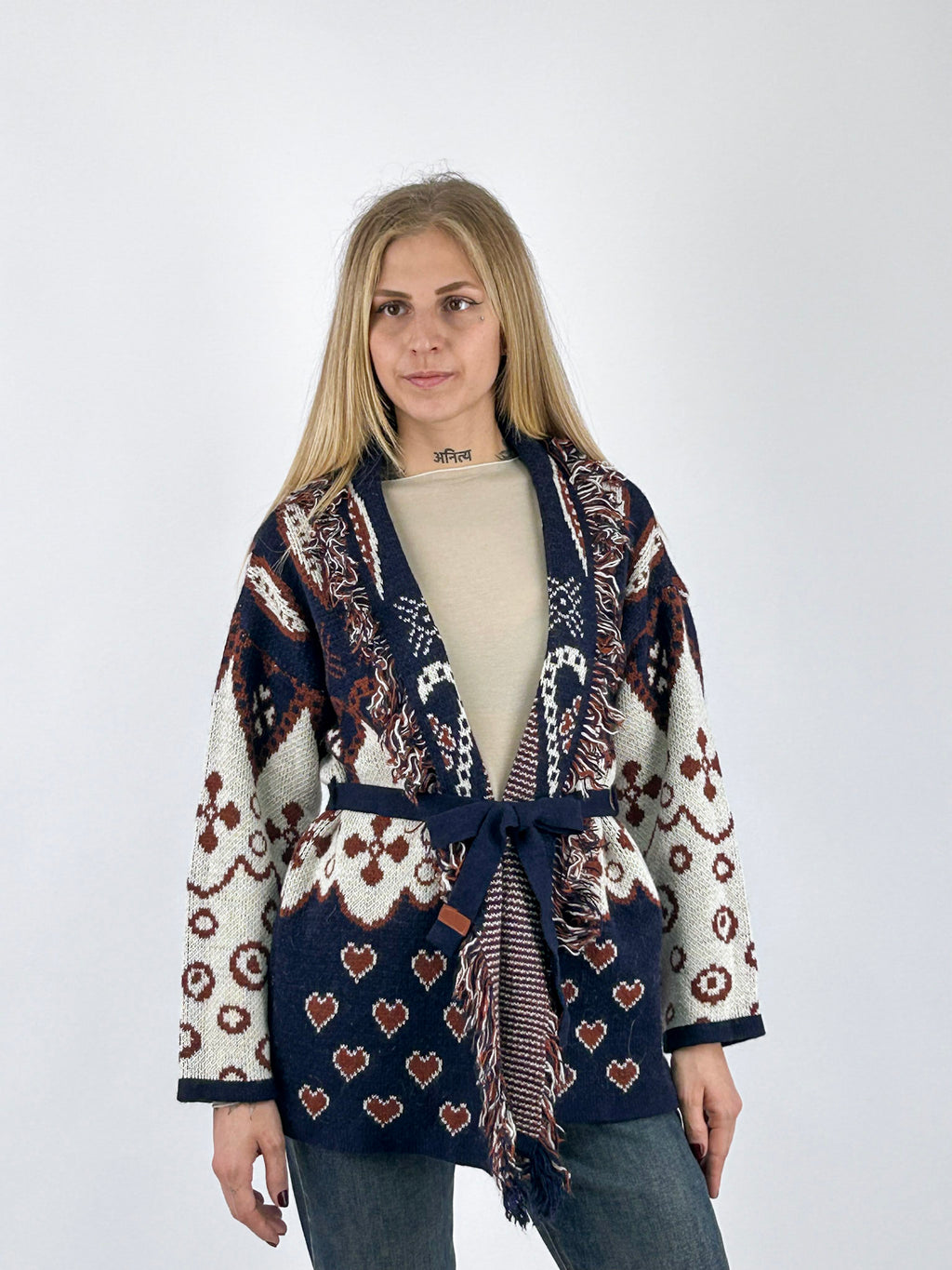 Cardigan donna in maglia fantasia con cintura in vita e bordi sfrangiati blu _ vista frontale