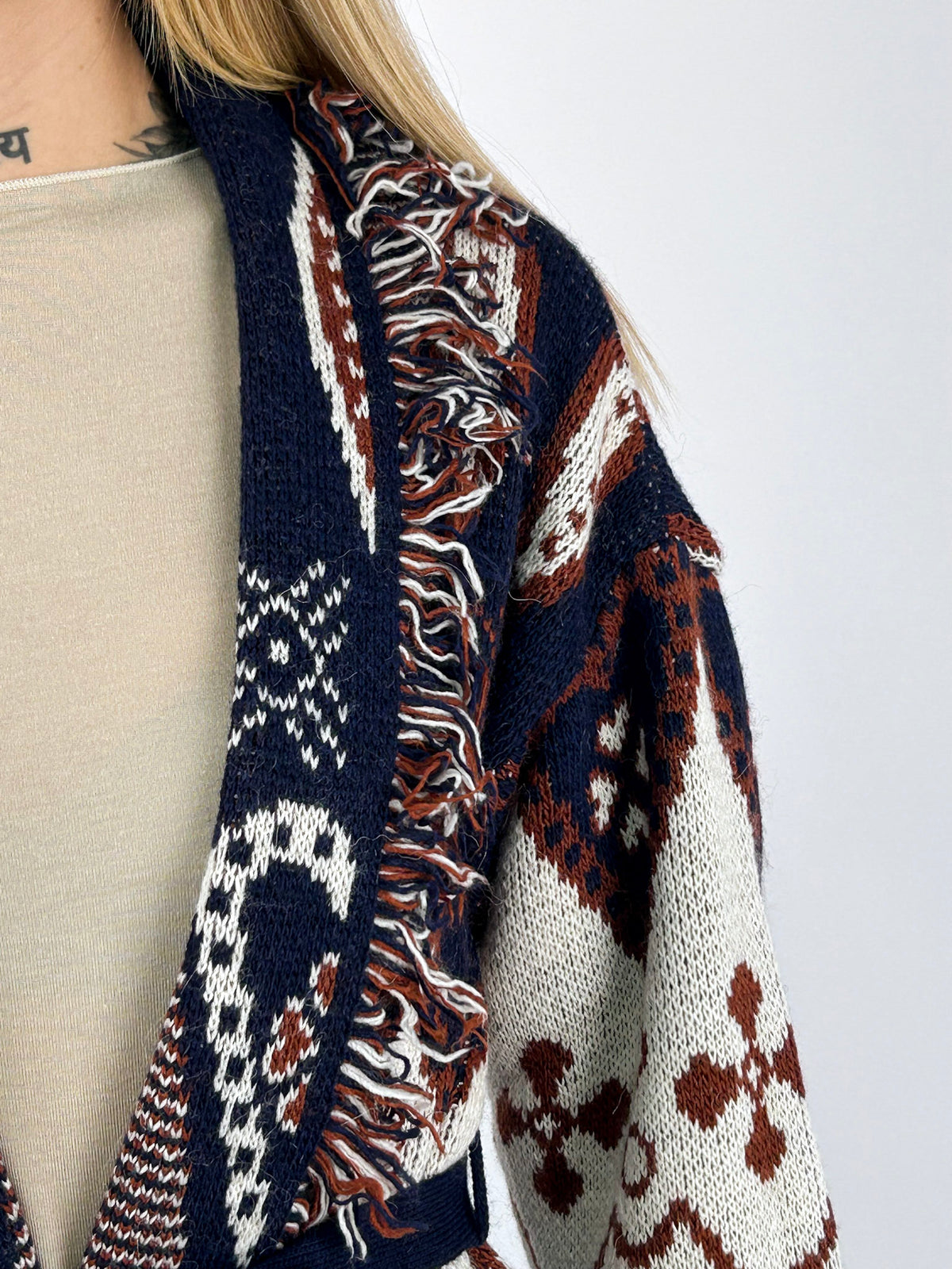Cardigan donna in maglia fantasia con cintura in vita e bordi sfrangiati blu _ vista dettaglio