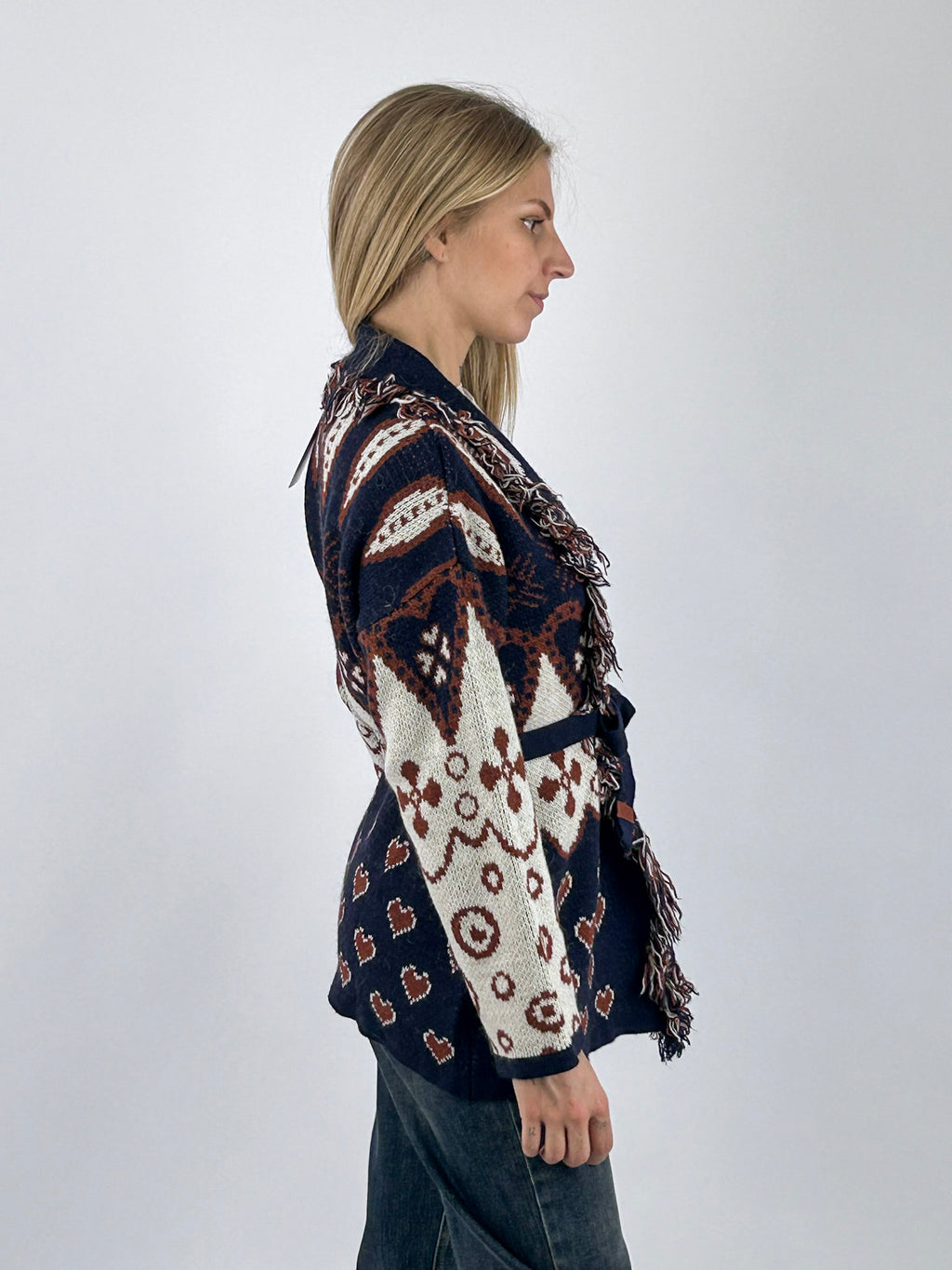 Cardigan donna in maglia fantasia con cintura in vita e bordi sfrangiati blu _ vista laterale