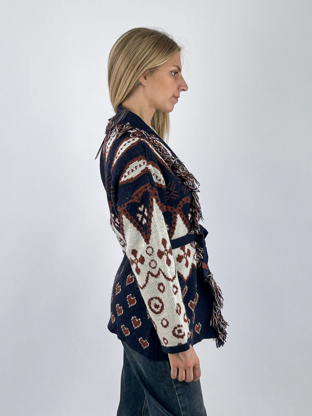 Cardigan donna in maglia fantasia con cintura in vita e bordi sfrangiati blu _ vista laterale