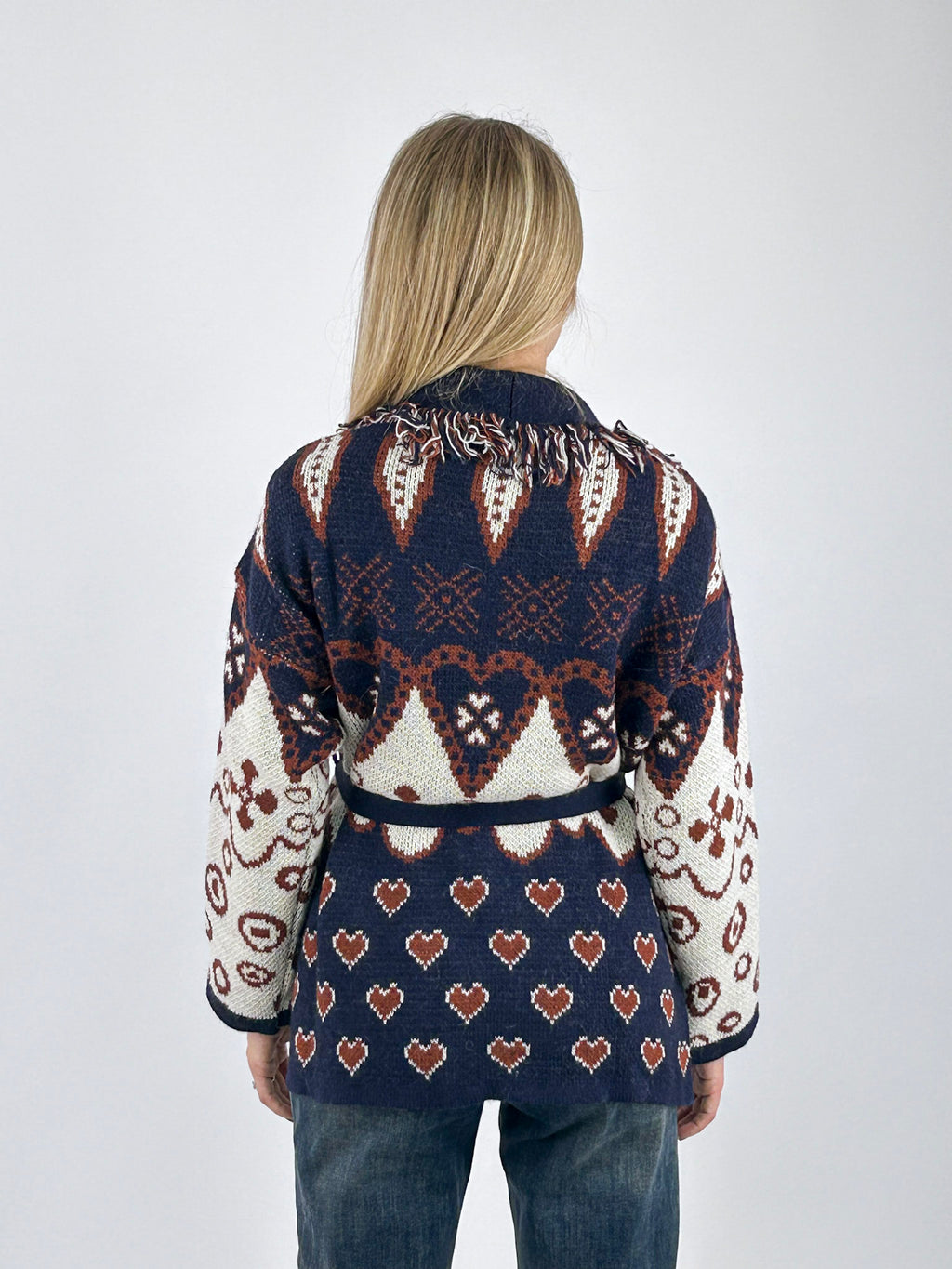 Cardigan donna in maglia fantasia con cintura in vita e bordi sfrangiati blu _ vista retro