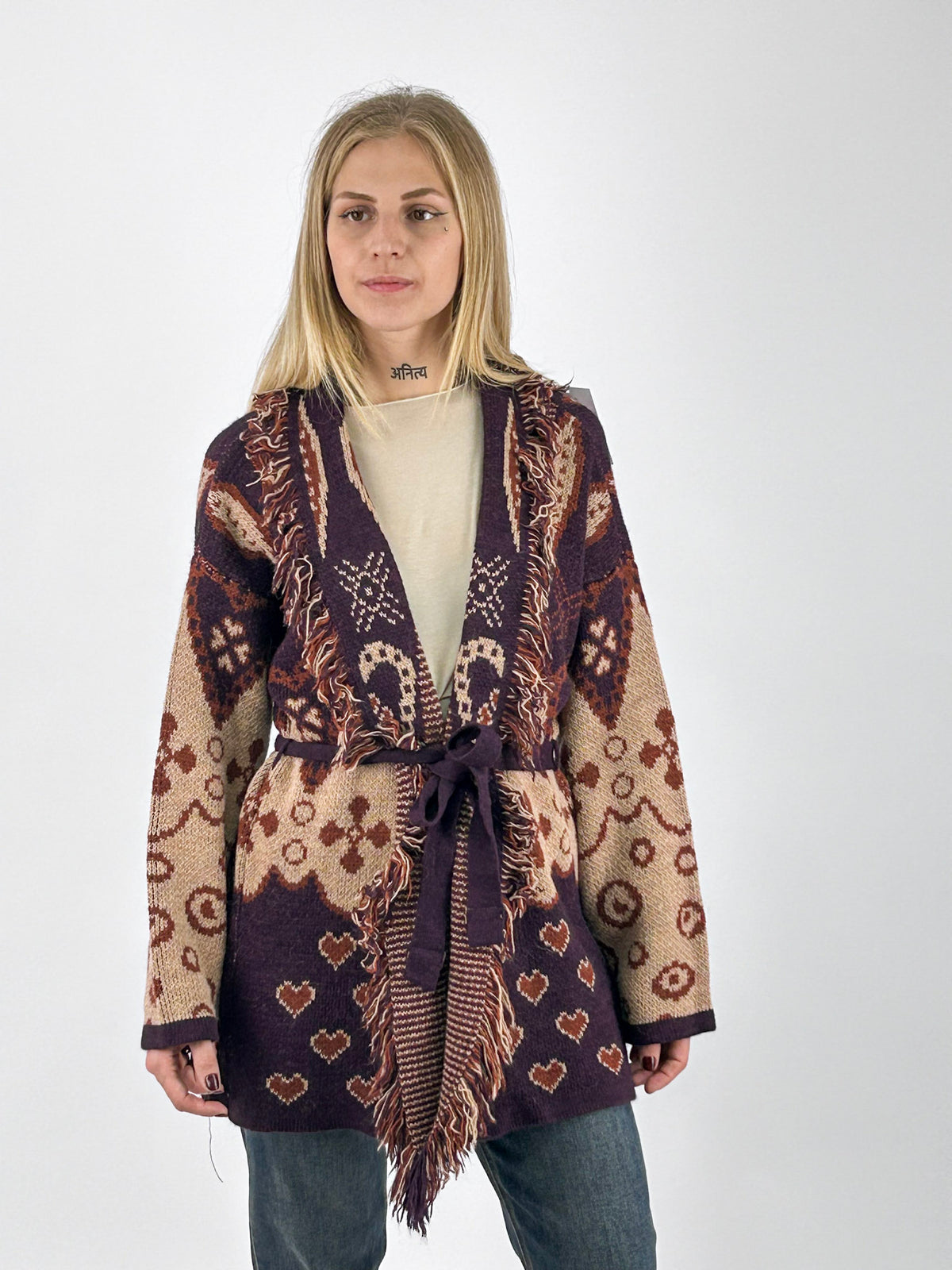 Cardigan donna in maglia fantasia con cintura in vita e bordi sfrangiati bordo _ vista frontale