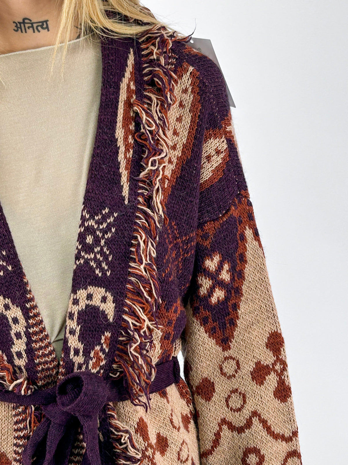Cardigan donna in maglia fantasia con cintura in vita e bordi sfrangiati bordo _ vista dettaglio