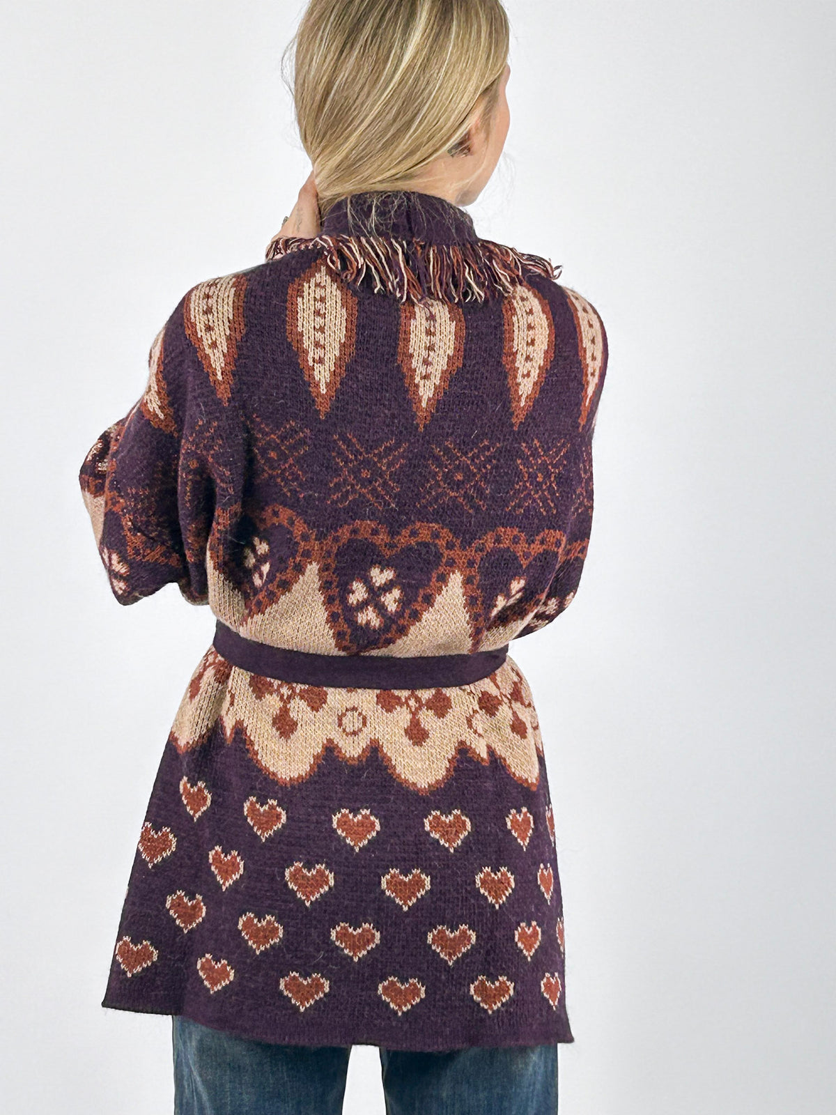 Cardigan donna in maglia fantasia con cintura in vita e bordi sfrangiati bordo _ vista retro
