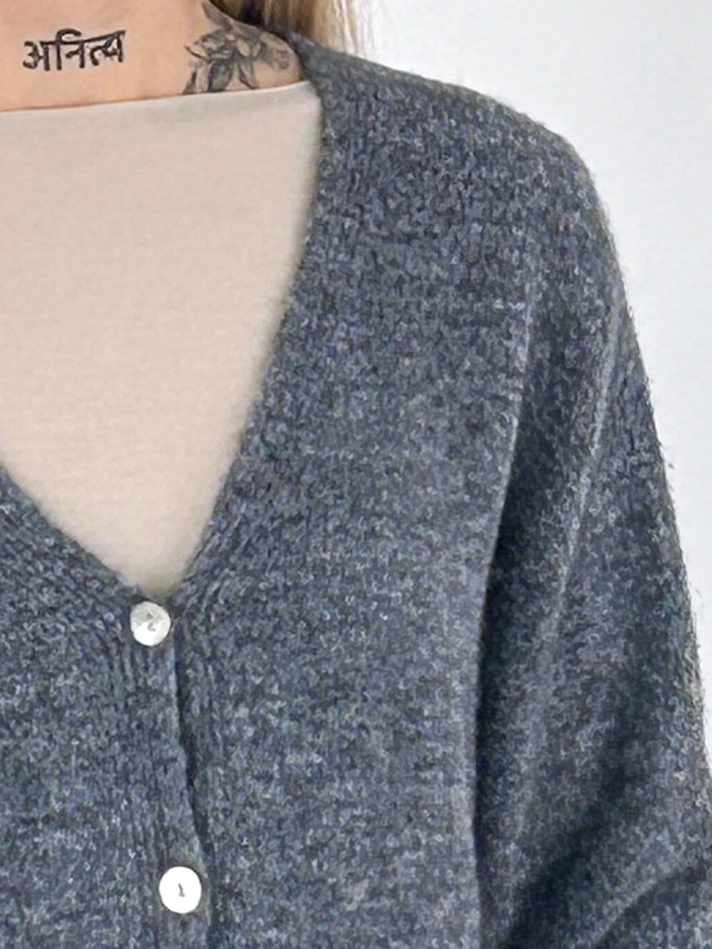 Cardigan donna con alpaca e lana, scollo a V e chiusura con bottoni grigio - vista  dettaglio