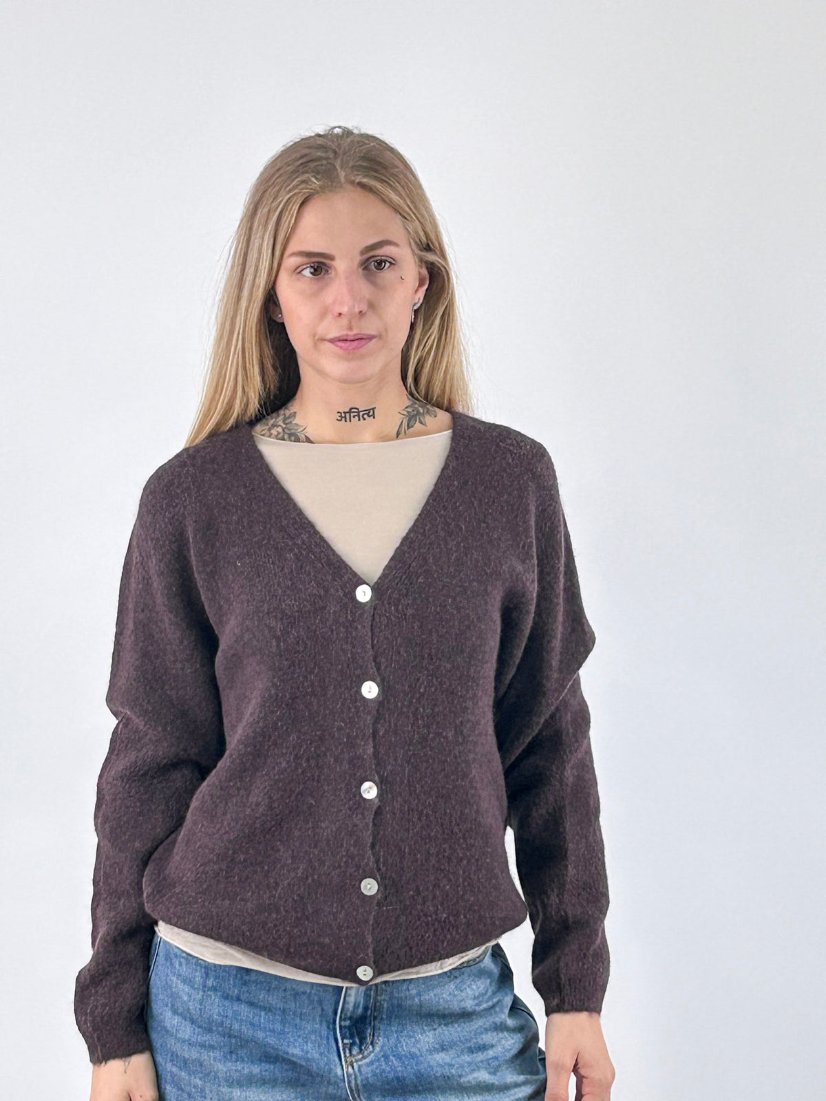Cardigan donna con alpaca e lana, scollo a V e chiusura con bottoni marrone - vista frontale