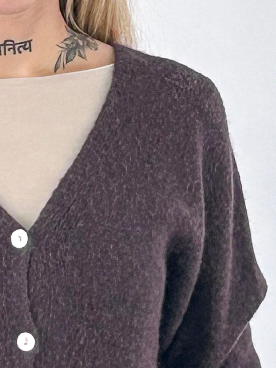 Cardigan donna con alpaca e lana, scollo a V e chiusura con bottoni marrone - vista dettaglio