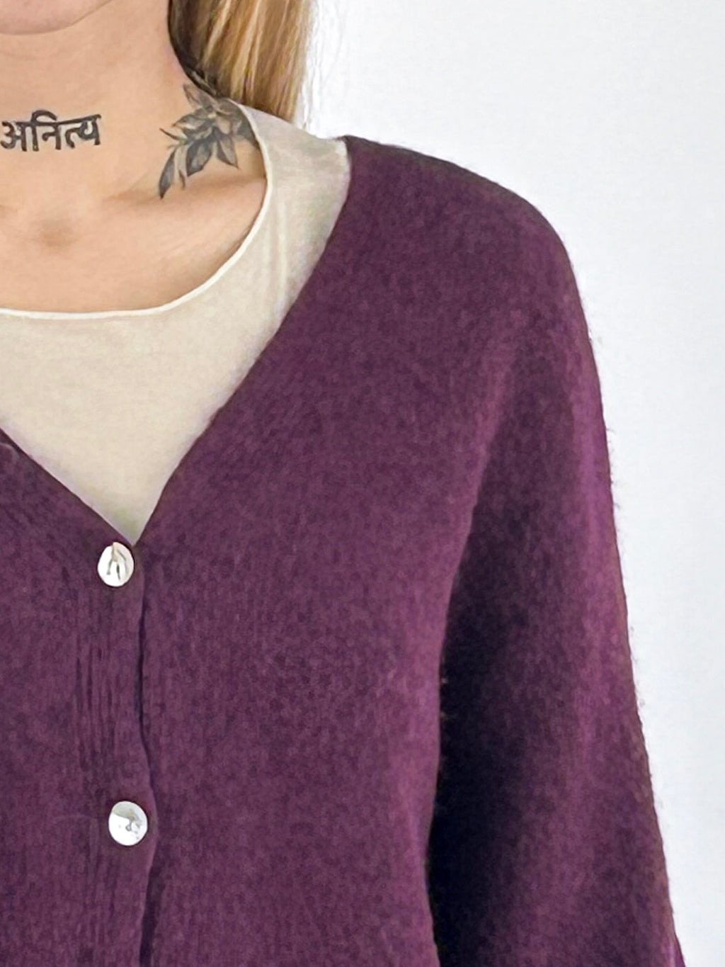 Cardigan donna con alpaca e lana, scollo a V e chiusura con bottoni bordo - vista dettaglio