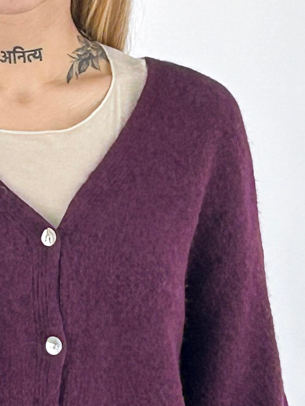 Cardigan donna con alpaca e lana, scollo a V e chiusura con bottoni bordo - vista dettaglio
