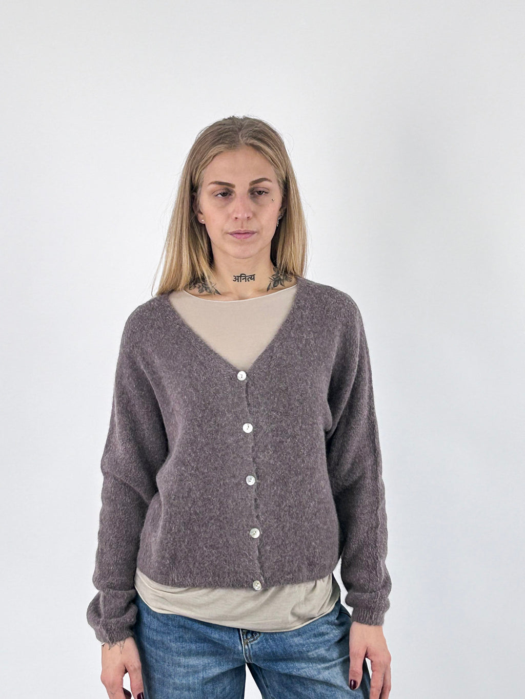 Cardigan donna con alpaca e lana, scollo a V e chiusura con bottoni tortora - vista frontale