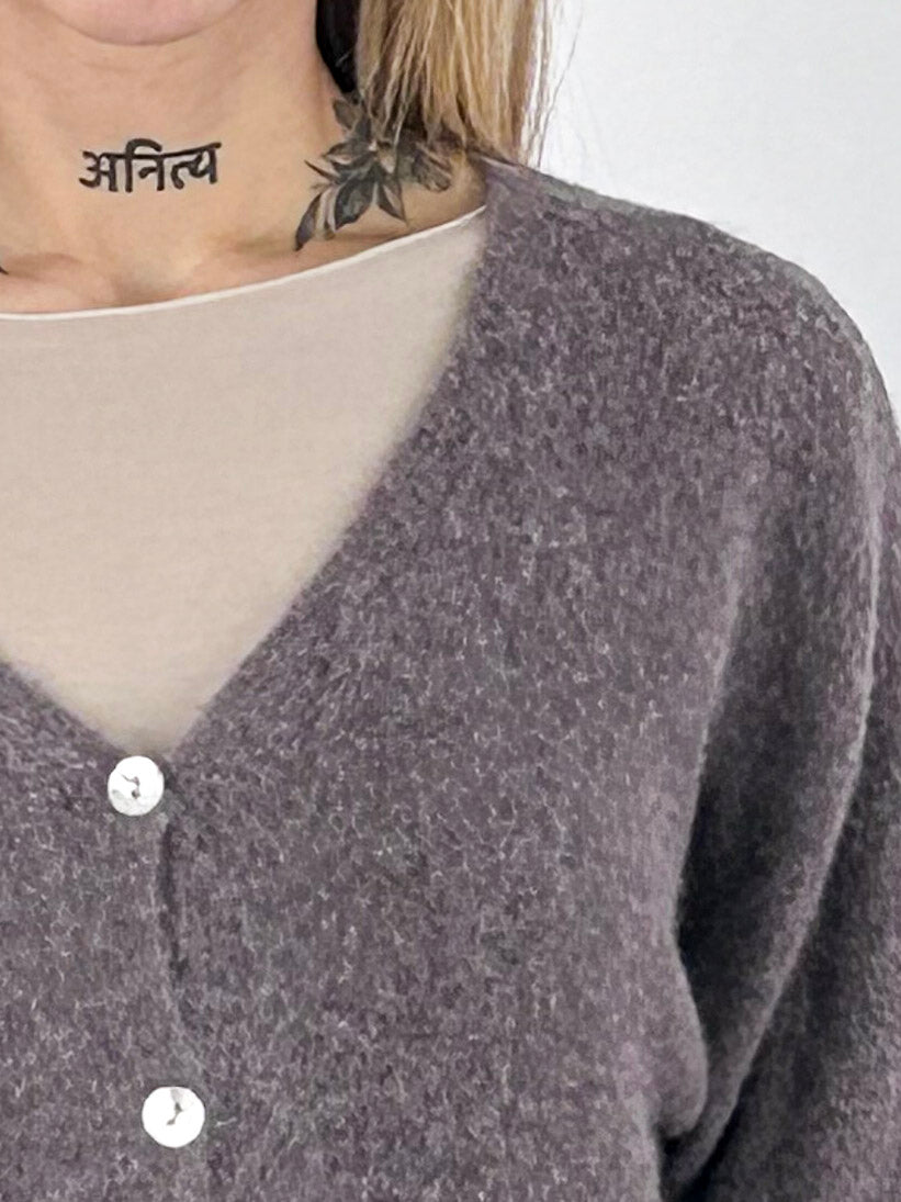 Cardigan donna con alpaca e lana, scollo a V e chiusura con bottoni bordo - vista dettaglio