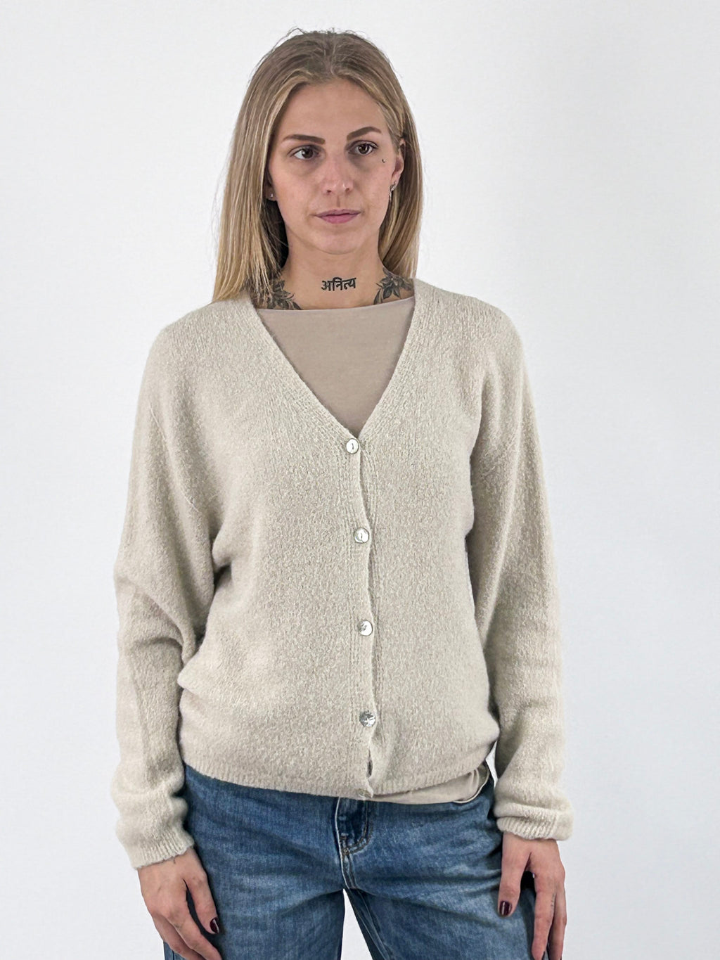 Cardigan donna con alpaca e lana, scollo a V e chiusura con bottoni panna - vista frontale