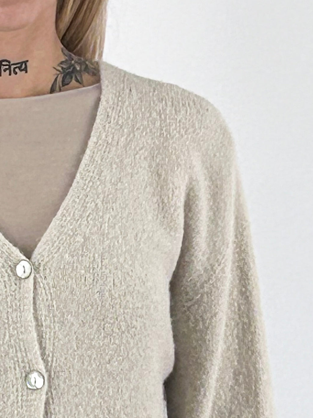 Cardigan donna con alpaca e lana, scollo a V e chiusura con bottoni panna - vista dettaglio