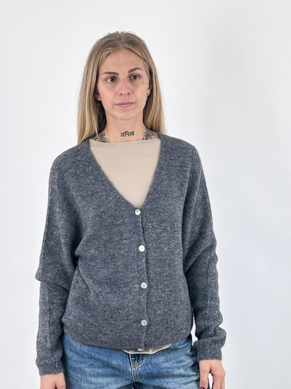 Cardigan donna con alpaca e lana, scollo a V e chiusura con bottoni grigio - vista frontale