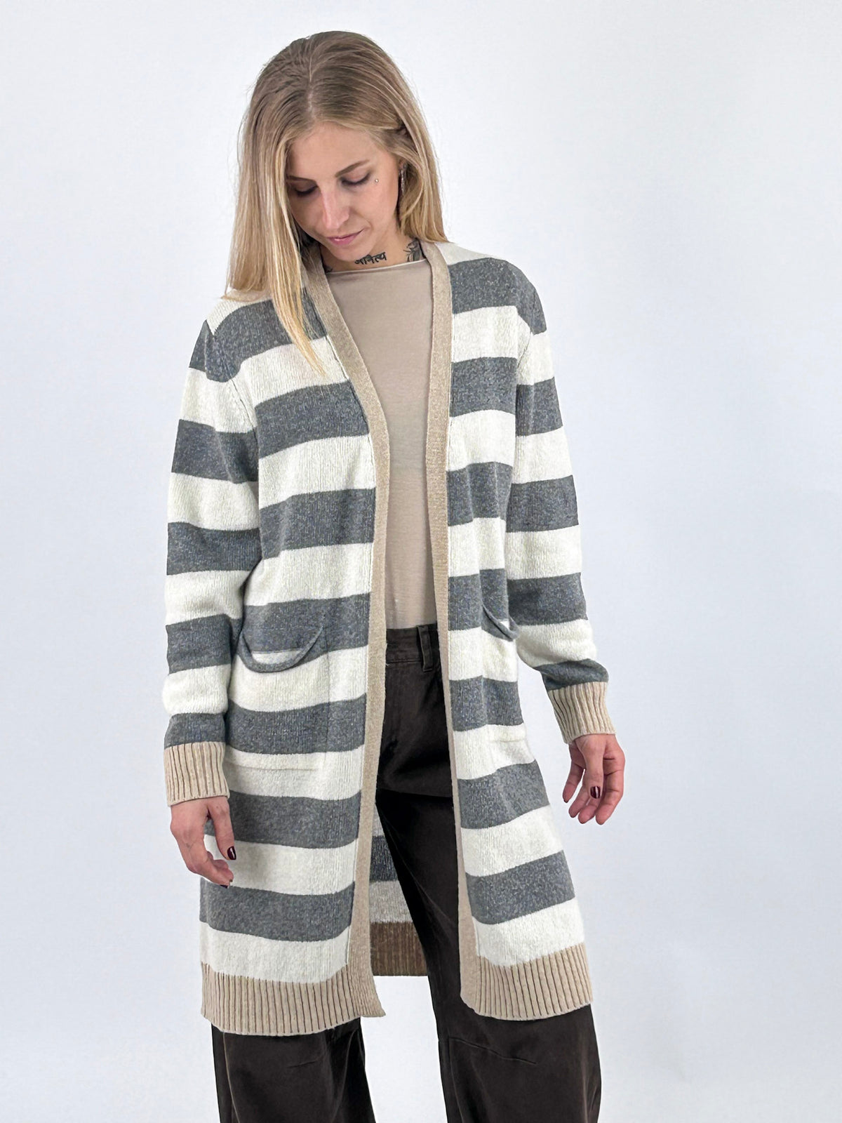 Cardigan donna lungo a righe aperto sul davanti con tasche applicate grigio - vista frontale