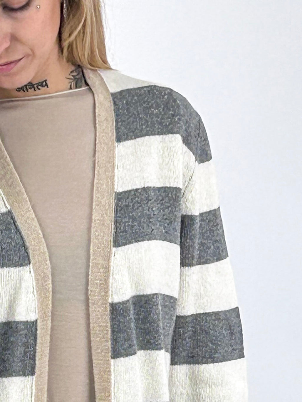 Cardigan donna lungo a righe aperto sul davanti con tasche applicate grigio - vista dettaglio