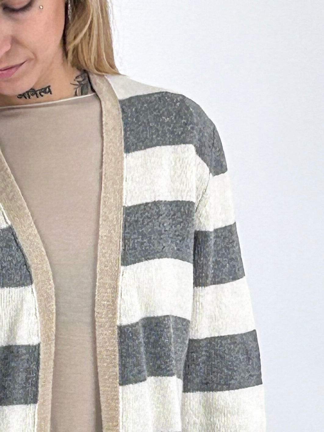 Cardigan donna lungo a righe aperto sul davanti con tasche applicate grigio - vista dettaglio