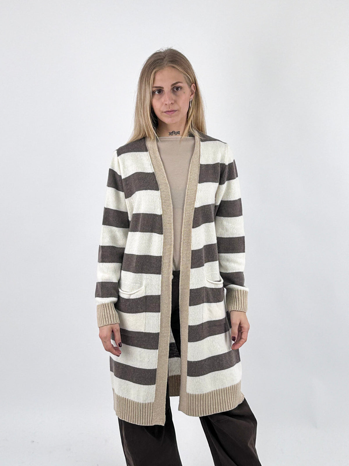 Cardigan donna lungo a righe aperto sul davanti con tasche applicate tortora - vista frontale