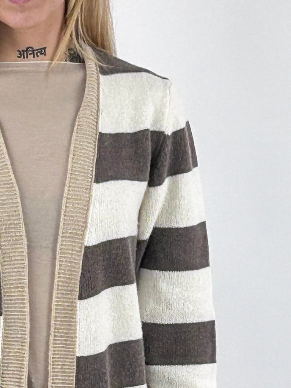 Cardigan donna lungo a righe aperto sul davanti con tasche applicate tortora - vista dettaglio