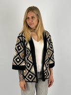 Cardigan donna crochet fantasia geometrica beige nero e panna con vestibilità morbida stile boho chic