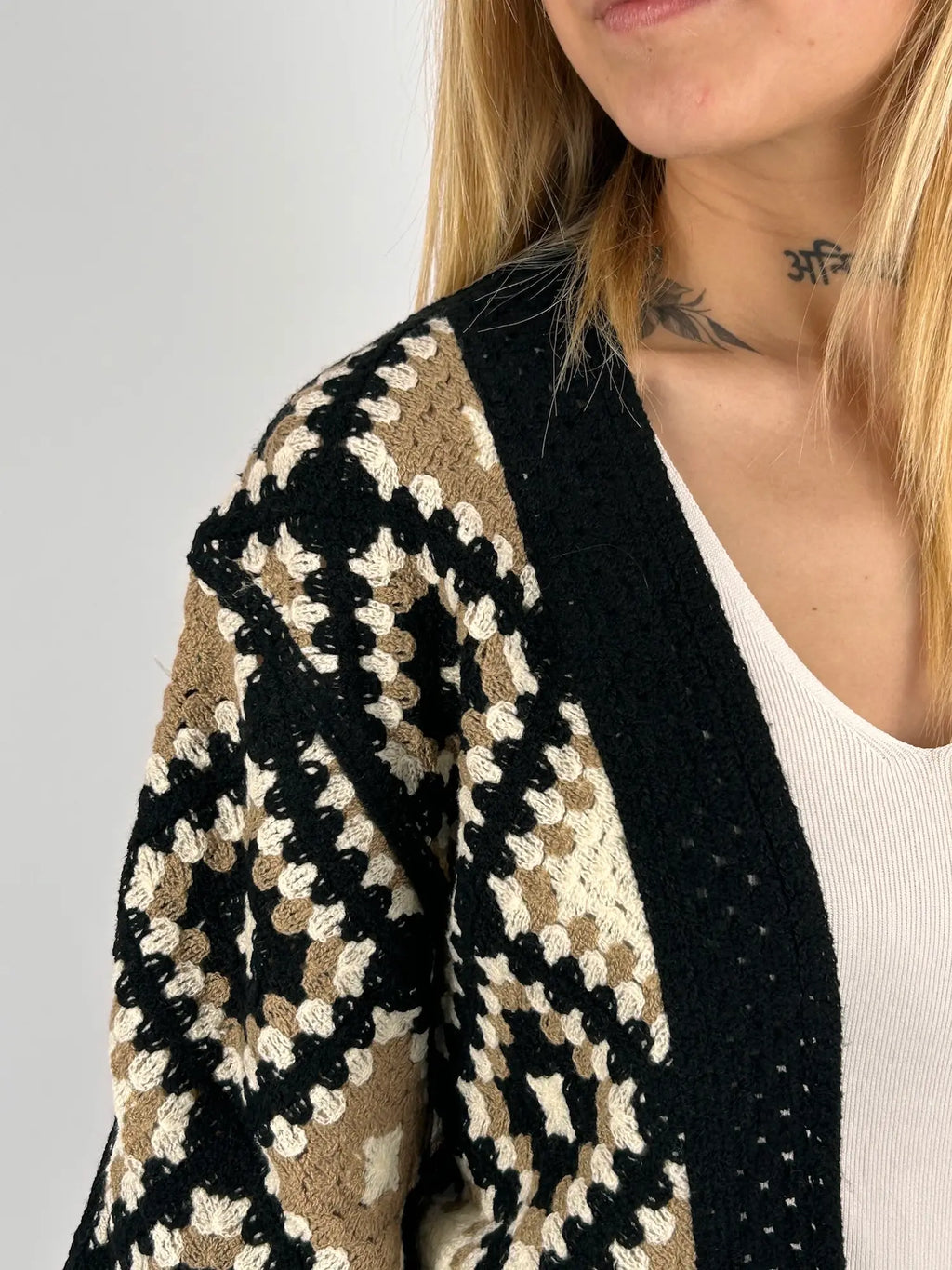 Cardigan donna crochet fantasia geometrica beige nero e panna con vestibilità morbida stile boho chic. vista dettaglio