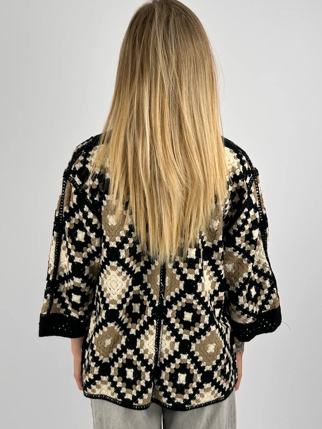 Cardigan donna crochet fantasia geometrica beige nero e panna con vestibilità morbida stile boho chic. vista retro