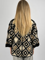Cardigan donna crochet fantasia geometrica beige nero e panna con vestibilità morbida stile boho chic. vista retro
