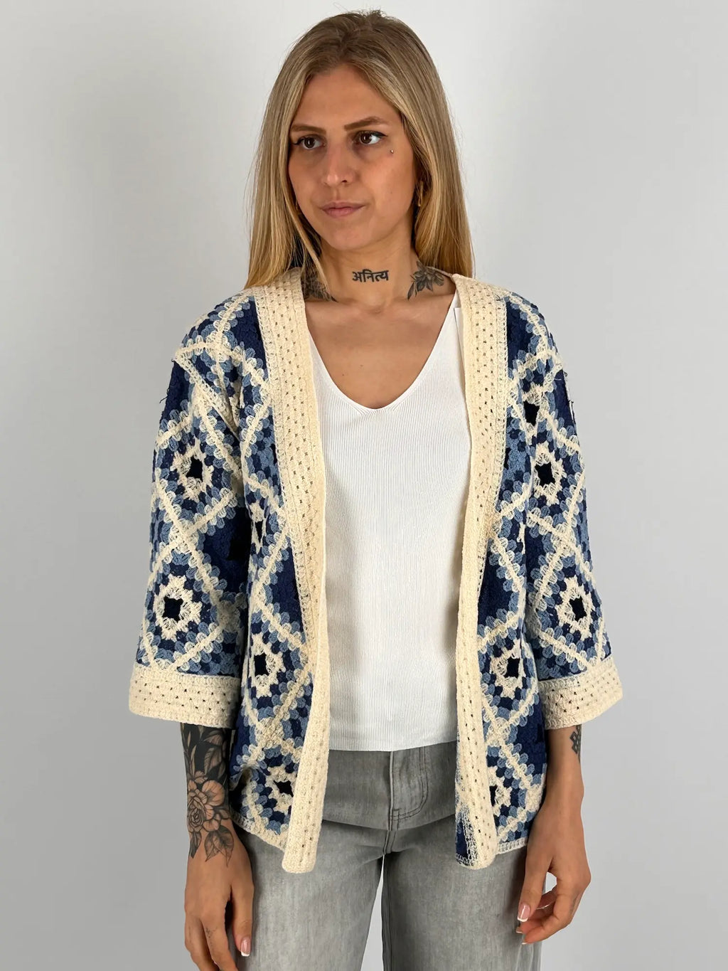 Cardigan donna crochet fantasia geometrica panna blu e panna con vestibilità morbida stile boho chic. vista frontale