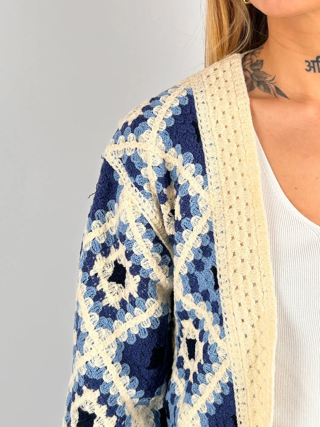Cardigan donna crochet fantasia geometrica panna blu e panna con vestibilità morbida stile boho chic. vista dettaglio