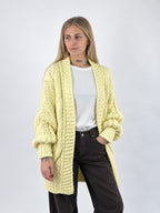 Cardigan donna lungo in maglia grossa con lavorazione a trecce e spalla scesa giallo - vista frontale