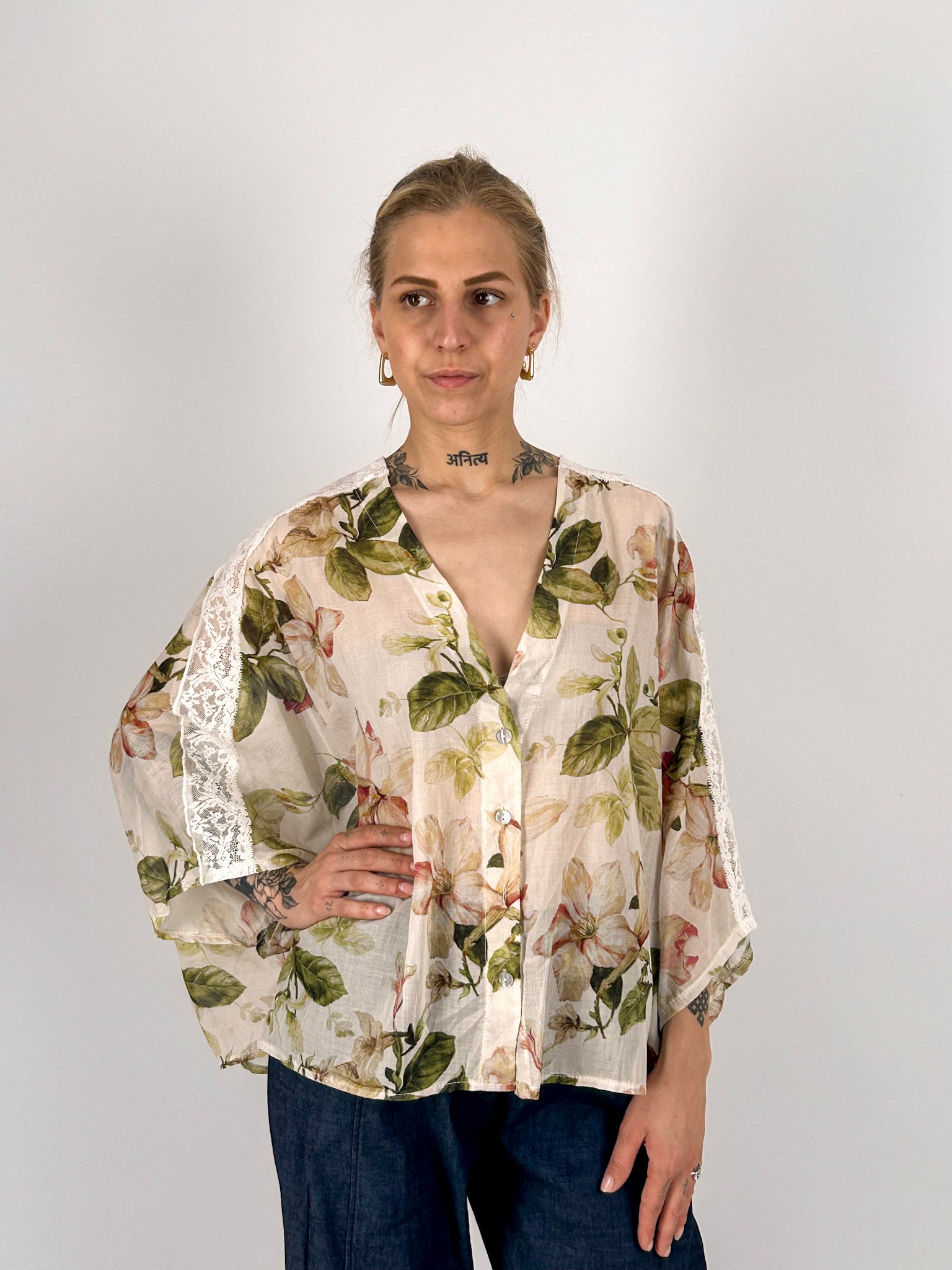 Casacca donna over in cotone fantasia floreale con dettagli in pizzo e vestibilità ampia - vista frontale